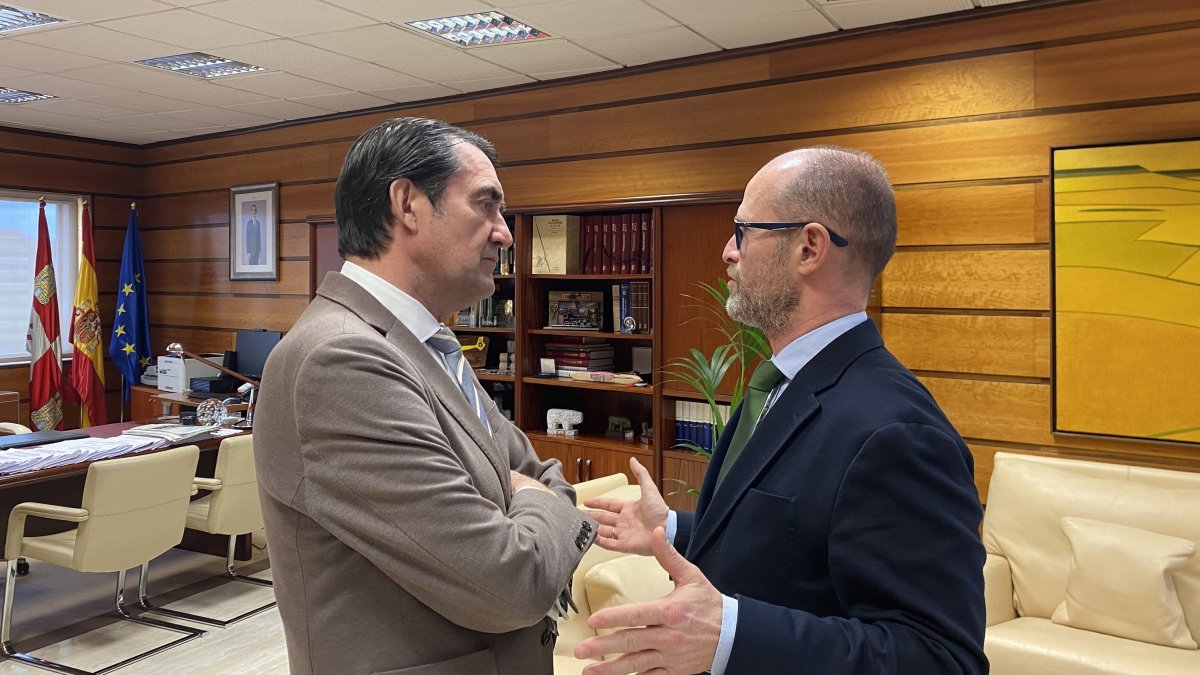 Iberdrola y la Consejería de Medio Ambiente impulsan un nuevo mirador en la presa de Almendra. En la foto, el consejero a la izquierda y el responsable de la compañía a la derecha.