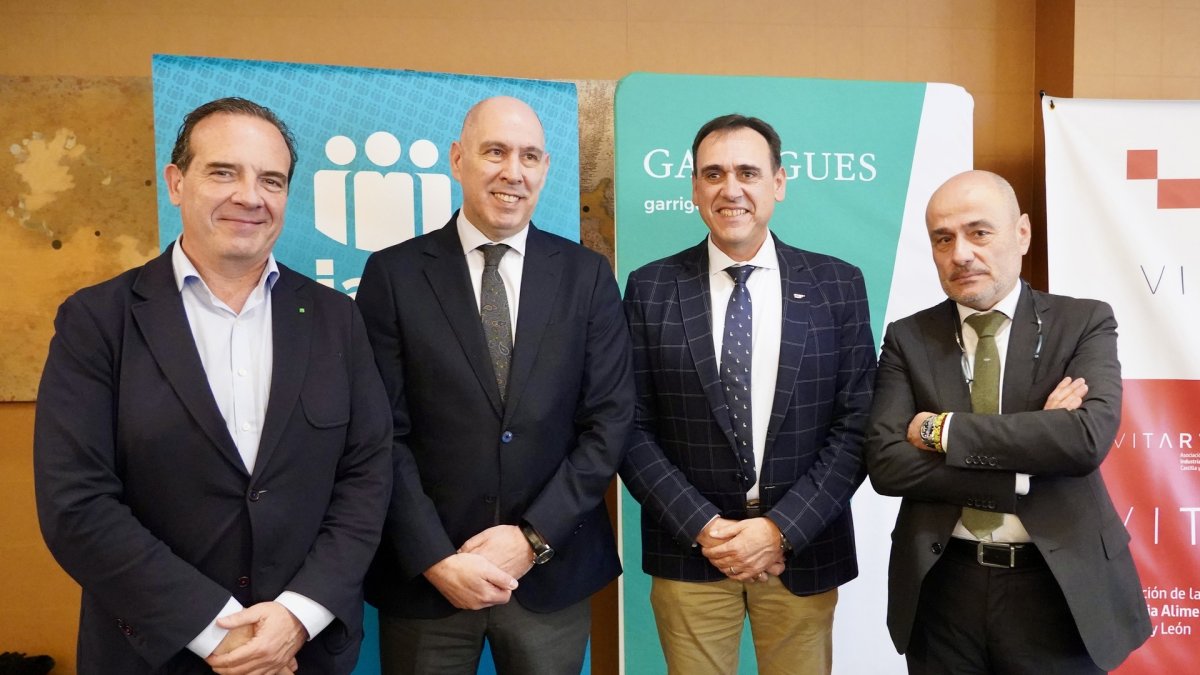 Jornada ''El Reto de crecer'' en la industria alimentaria junto a Santiago Miguel (Vitartis), José Antonio Guerrero García (Cajamar) y Carlos Martín Tobalina (Junta)