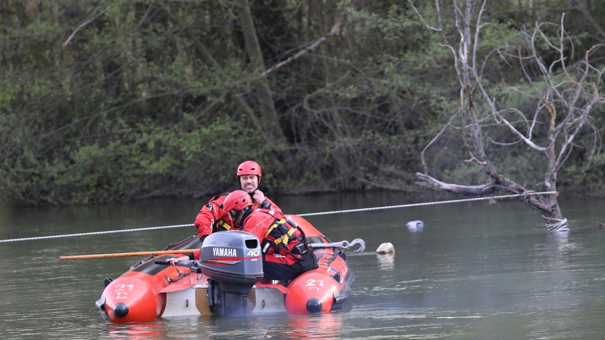 Labores de búsqueda de un joven de 16 años desaparecido cuando nadaba en el río Carrión de Palencia, los bomberos tratan de localizar al menor, que se quedó sin fuerza, según los testigos