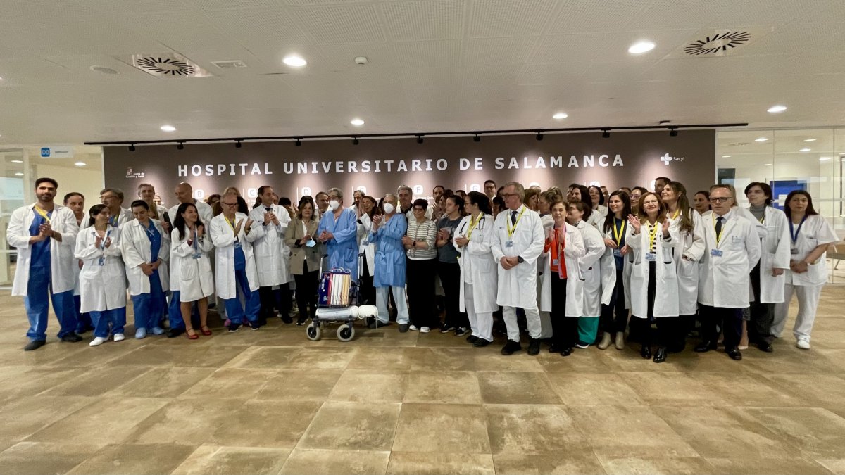 Profesionales sanitarios, pacientes y familiares en el Hospital de Salamanca.