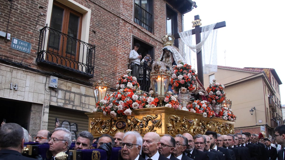 Procesión de La Morenica en León, que acortó el recorrido