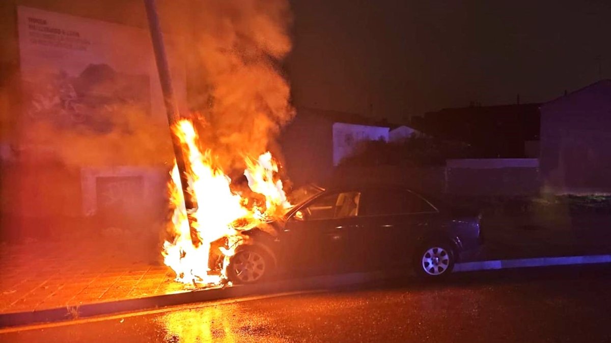 Coche incendiadoen León tras chocar contra una farola. 