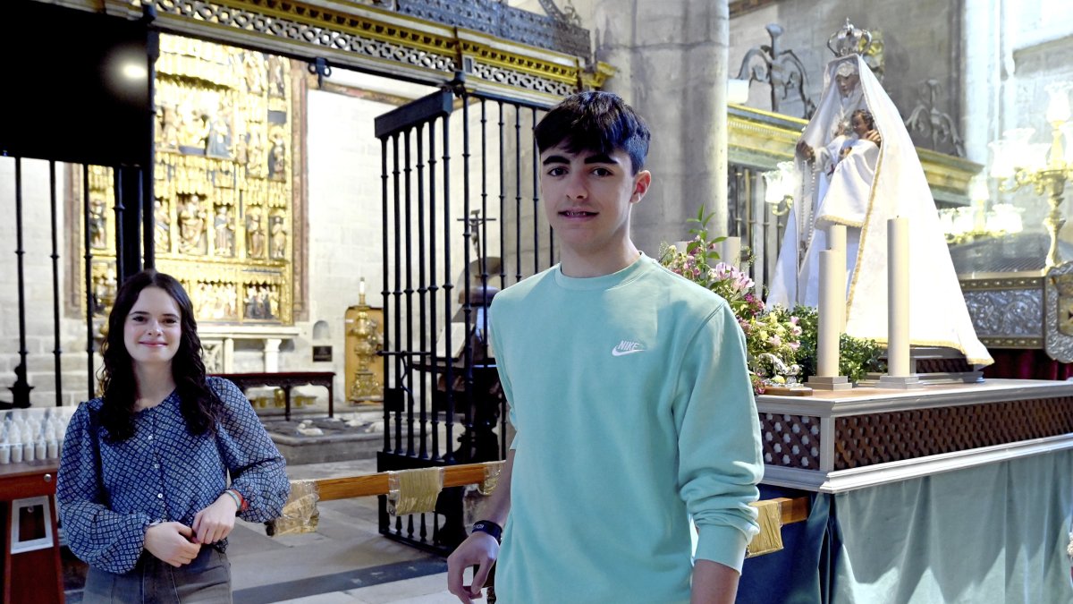 Mencía y Pablo, dos jóvenes que participan en la procesión infantil de la Iglesia de San Gil
