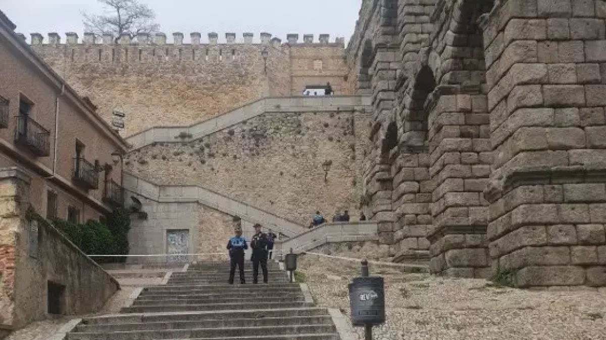 Policías locales en el acueducto de Segovia.