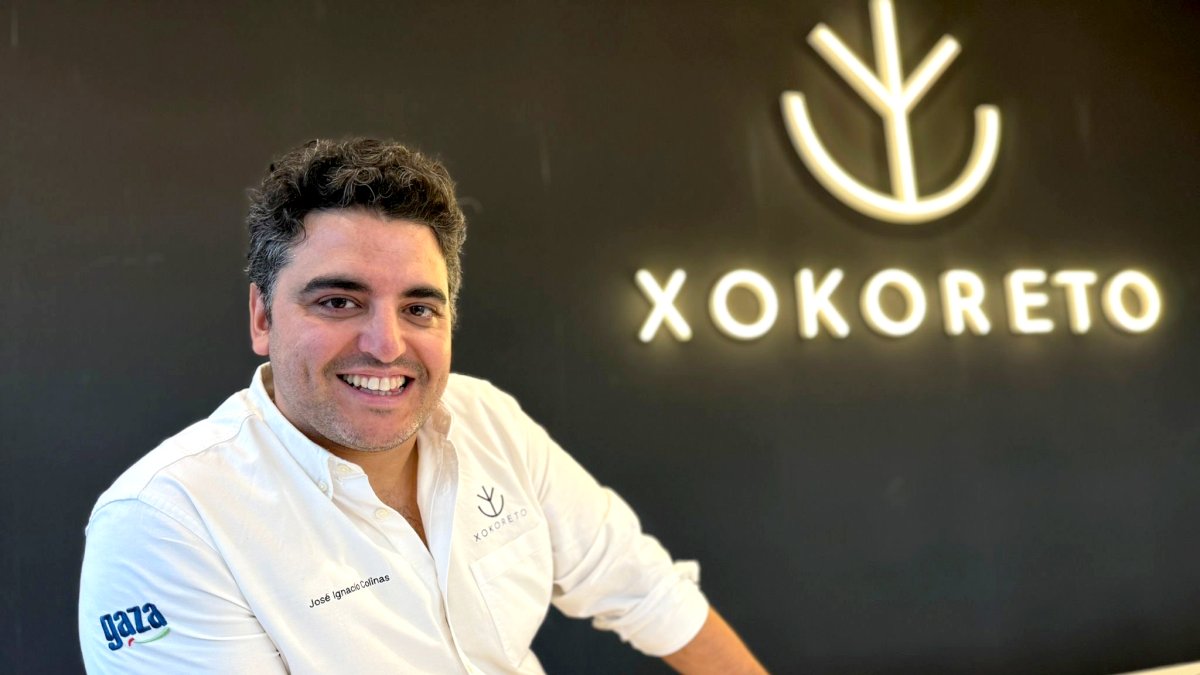 José Ignacio muestra alguno de los formatos de su tarta de queso.