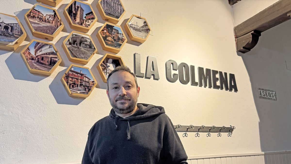 Luis Domínguez, en el comedor de su restaurante La Colmena, con un chuletón de carne de vacuno salmantino.