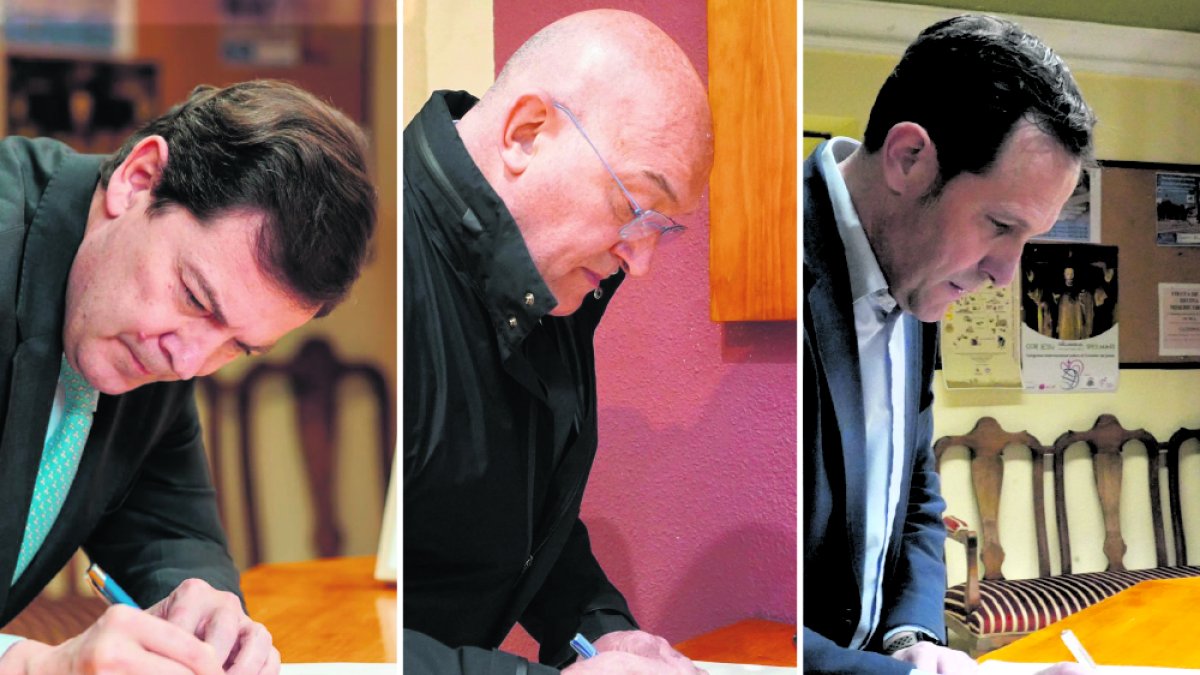 Mañueco, Carnero e Íscar firman el libro de condolencias por la muerte del Papa Francisco