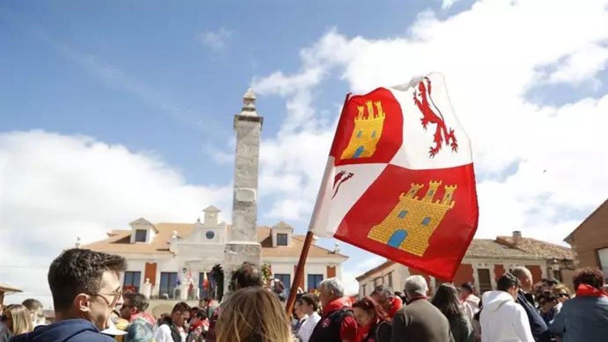 Varias personas asisten a la celebración del Día de Castilla y León.