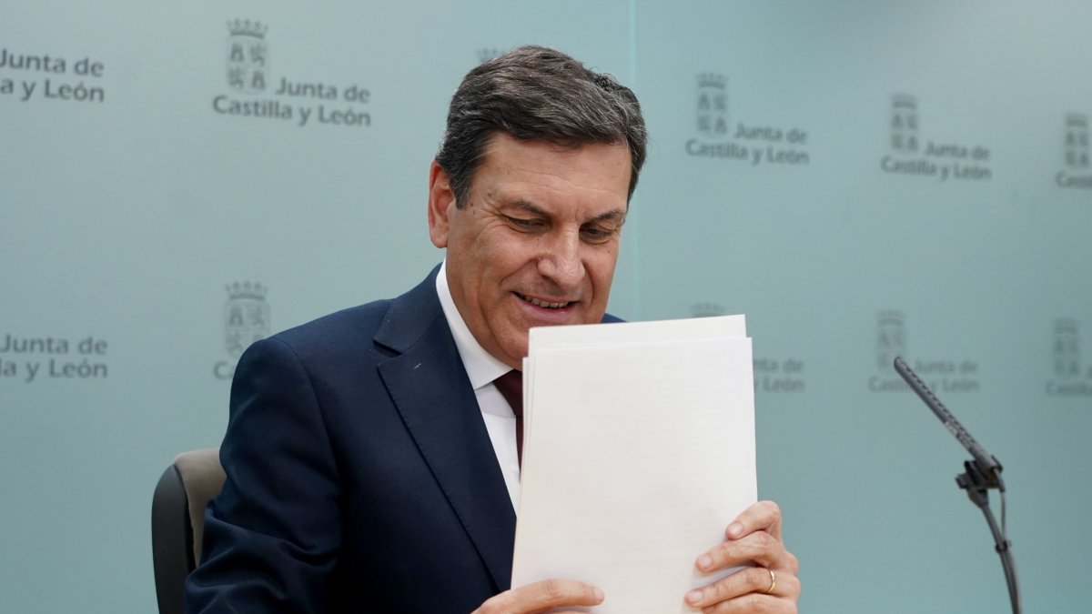 El consejero de Economía y Hacienda y portavoz, Carlos Fernández Carriedo, comparece en rueda de prensa posterior al Consejo de Gobierno.