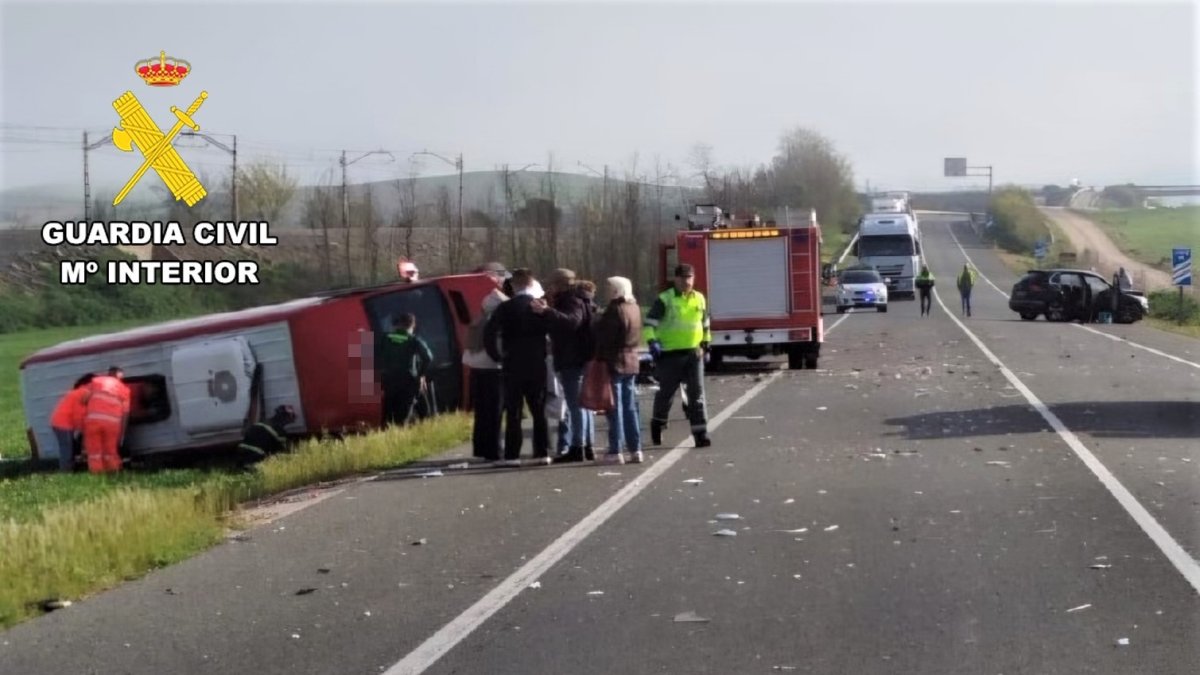 Estado en el que quedó la autocaravana tras el accidente en la N-I este jueves en Burgos