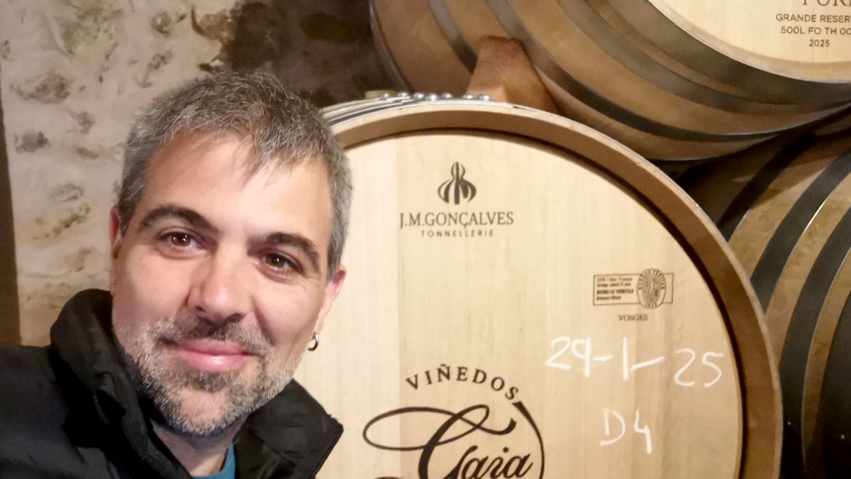 Enrique Menasalvas en el interior de su bodega subterránea