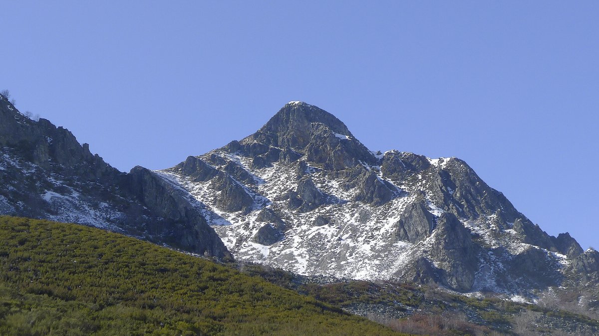 La cumbre del Muxiven, desde la localidad de Lumajo, con las últimas nieves del invierno