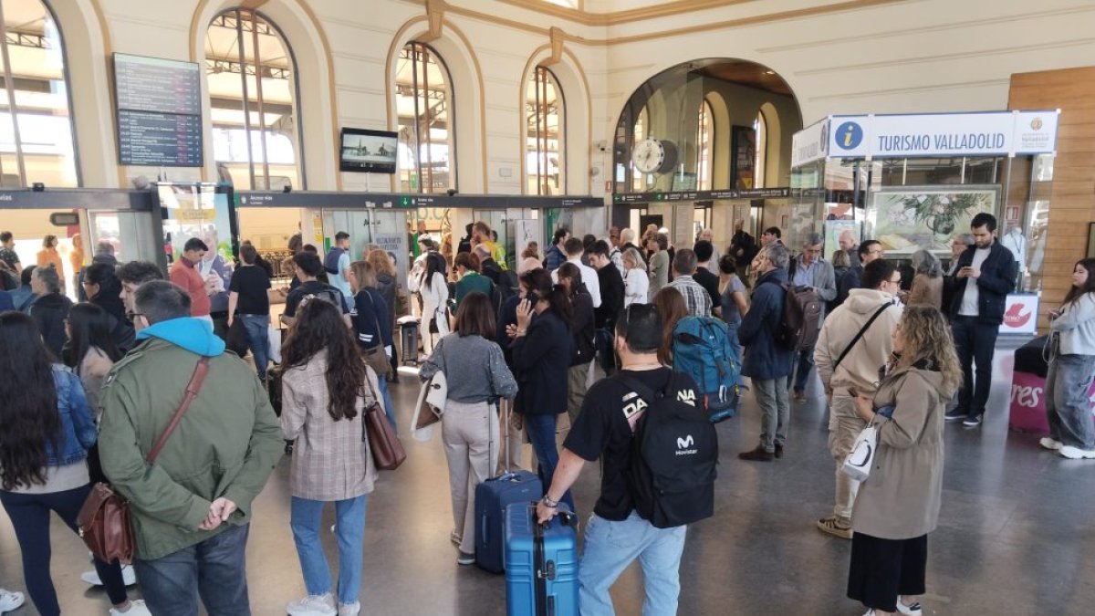 Caos en la estación de trenes de Valladolid por el apagón.