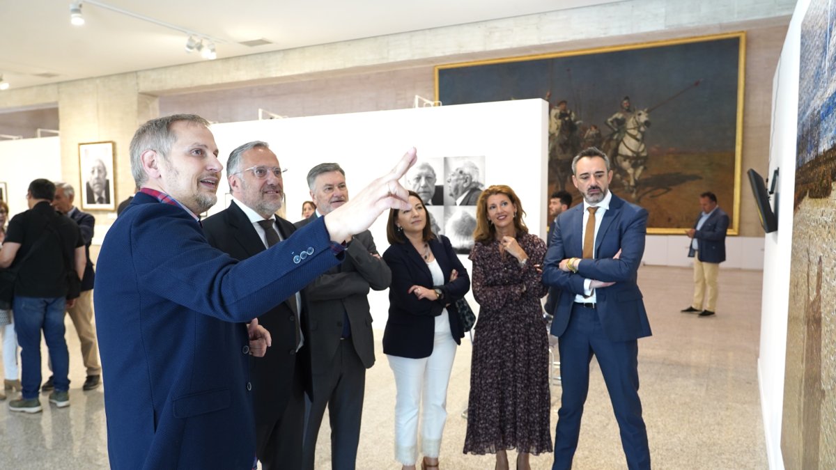 Un momento de la inauguración de la exposición de Jiménez Lozano en las Cortes de Castilla y León.