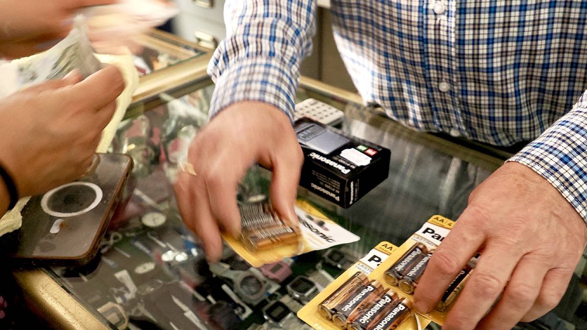Un ciudadano se pertrecha de pilas para dispositivos analógicos frente a apagón.