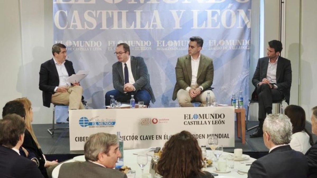 Los ponentes, durante la mesa de debate