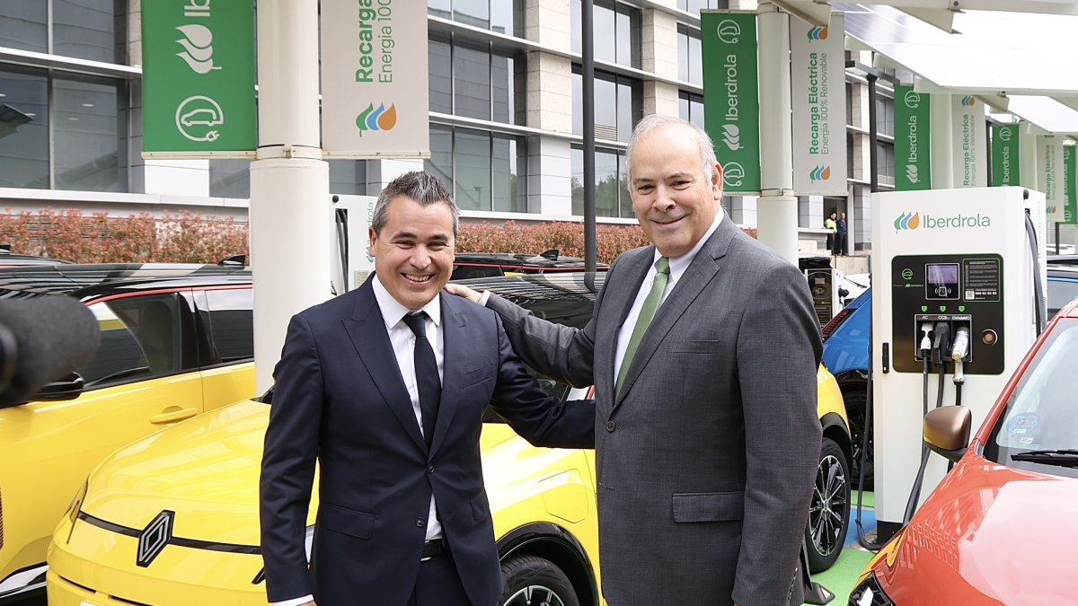 Mario Ruiz Tagle, CEO de Iberdrola España, y Josep María Recasens, presidente director general de Renault Group España.