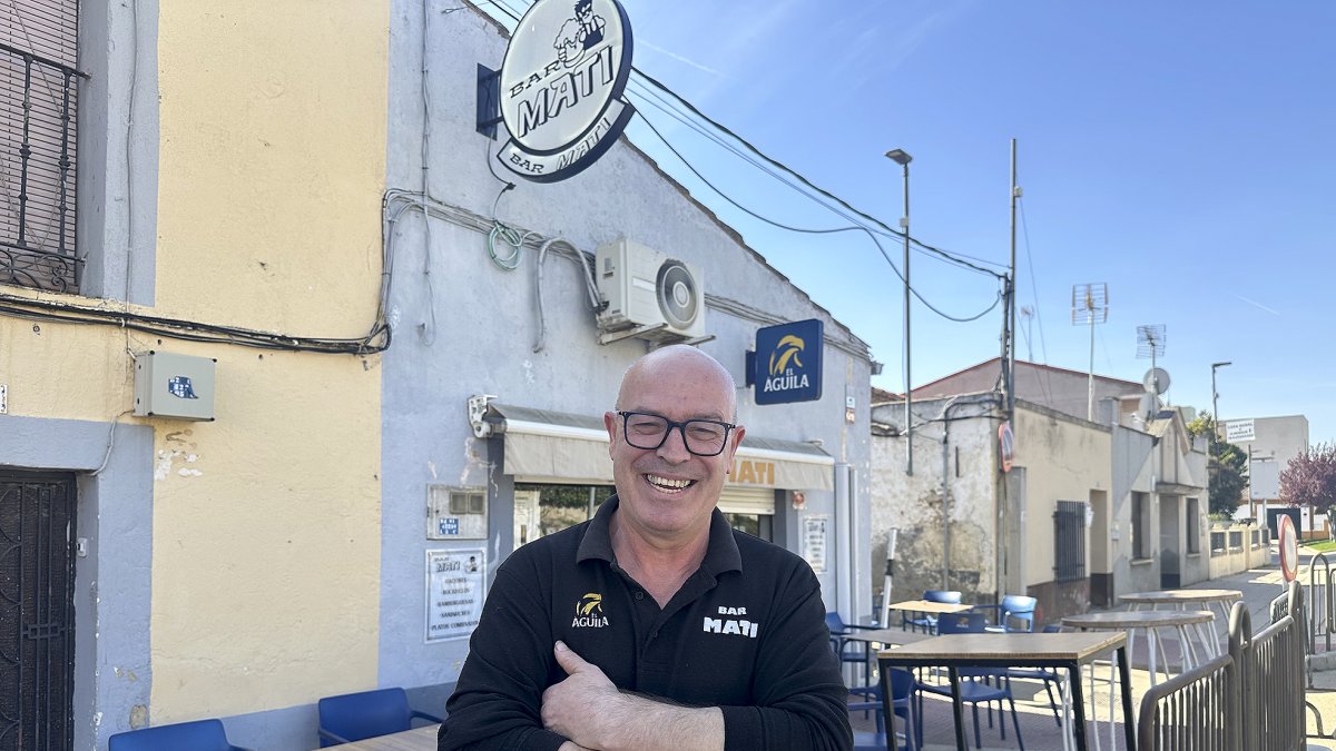 Miguel Ángel Marcos, a la puerta del “Mati”, en Aldeatejada.