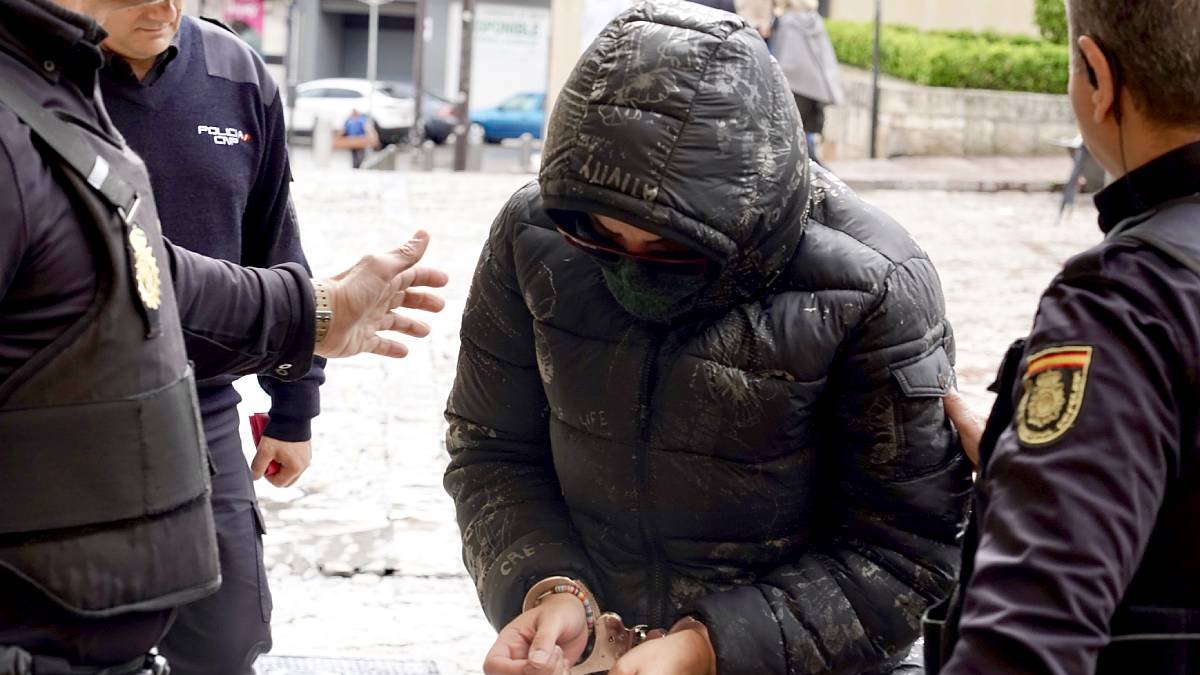 Agentes de la Policía Nacional custodian a Silvia V. R. en su conducción a la lectura del veredicto.