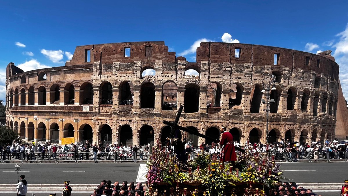 La Cofradía del Dulce Nombre de Jesús Nazareno de León participa en la Gran Procesión organizada con motivo del Jubileo de las Cofradías en Roma.