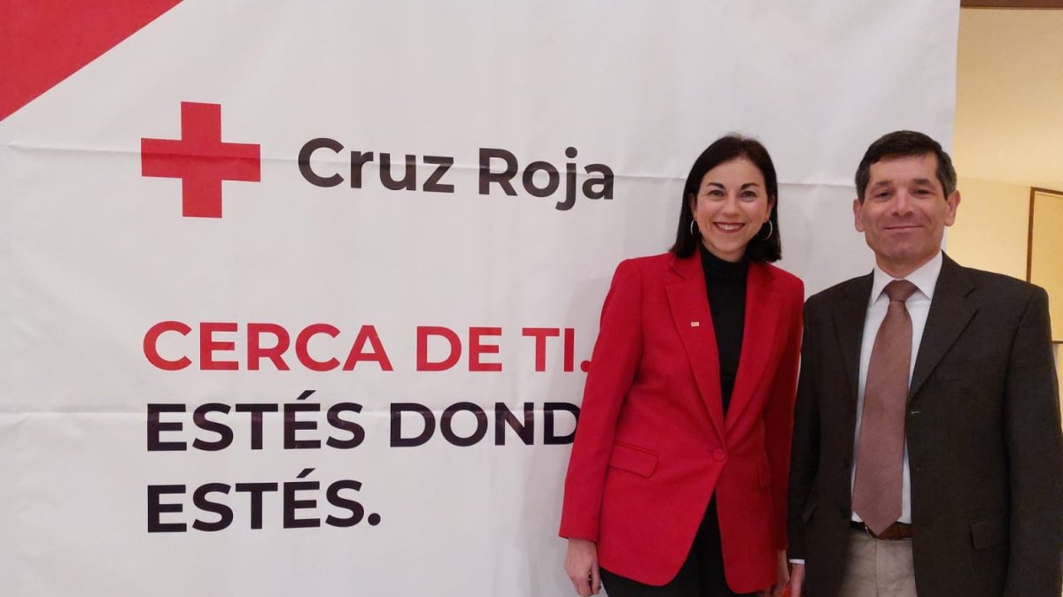 Ana María Pérez del Río, presidenta provincial de Cruz Roja; y Paco Hevia, Director Corporativo de Galletas Gullón.