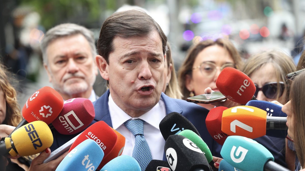 Mañueco atiende a los medios antes de participar en la Junta Directiva Nacional del PP en Madrid.