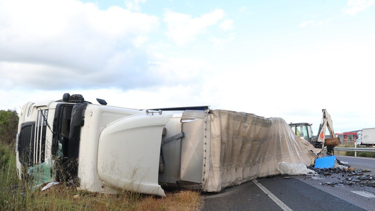 Estado en en el que quedaba el camión tras el vuelco en la A-62 en Palencia.