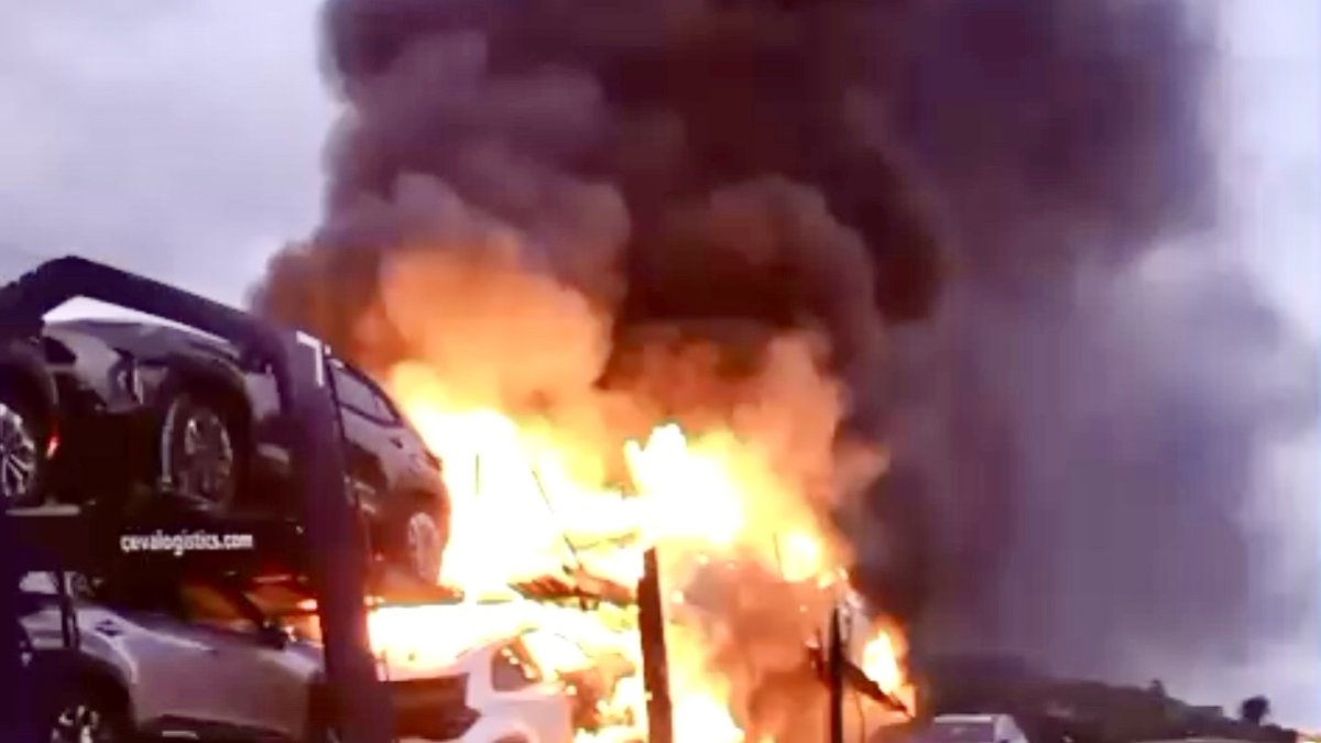 Incendio de un camión que transportaba vehículos eléctricos, en La Bigonia en Soria.