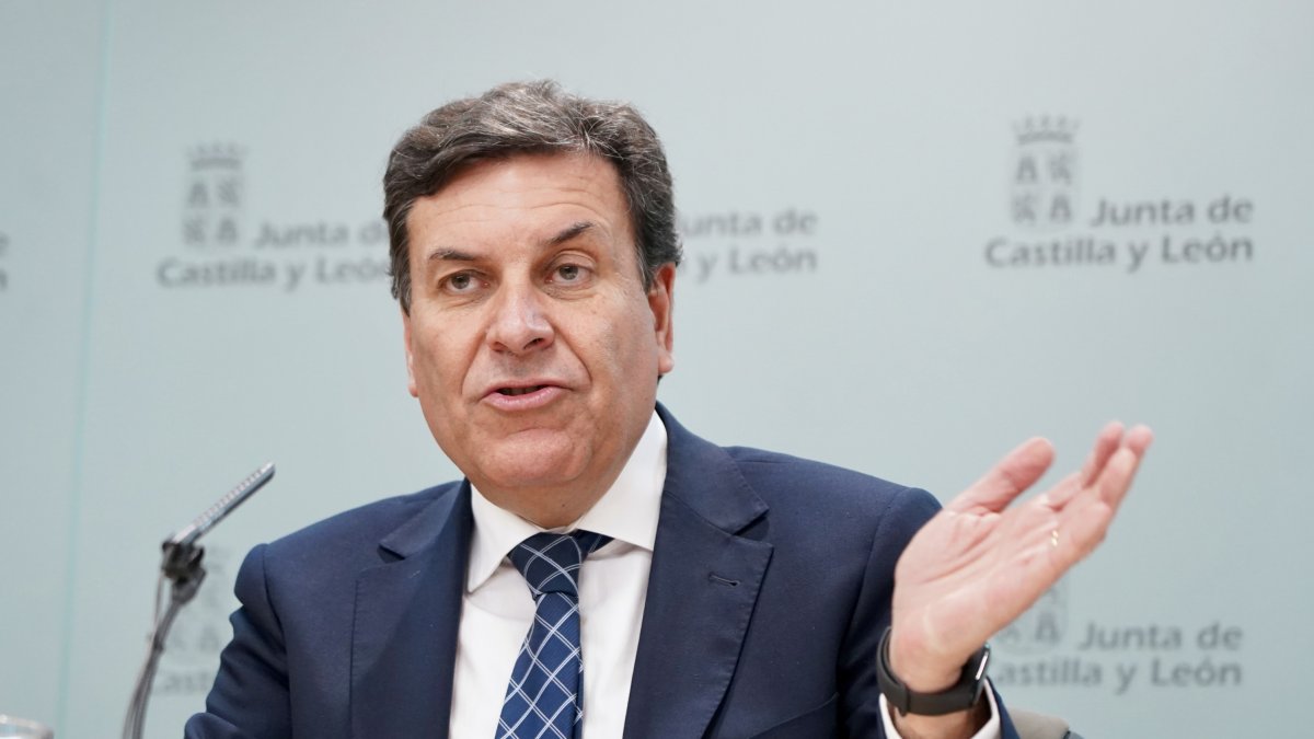 El consejero de Economía y Hacienda y portavoz, Carlos Fernández Carriedo, comparece en rueda de prensa posterior al Consejo de Gobierno.