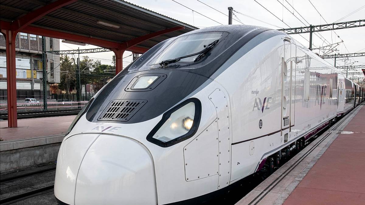 Un tren AVE en el recorrido de la línea Madrid-Galicia.