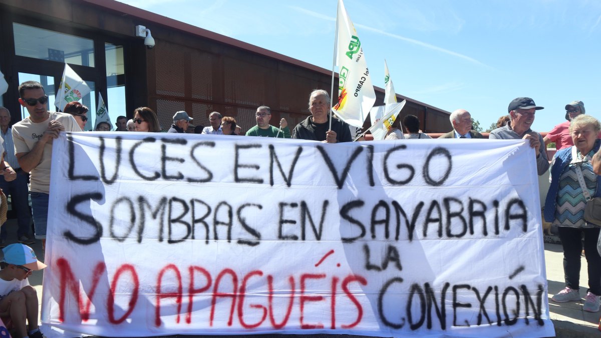 Concentración convocada por la Alianza UPA-COAG para protestar por la supresión de paradas del AVE en Sanabria.