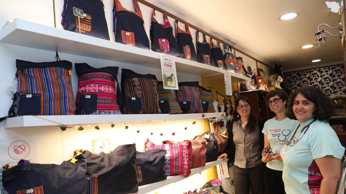 Las integrantes de Palentinas por Perú, Sandra Fernández, Vicki Alonso y Mónica Calderón, junto a bolsos elaborados en un taller de Paita