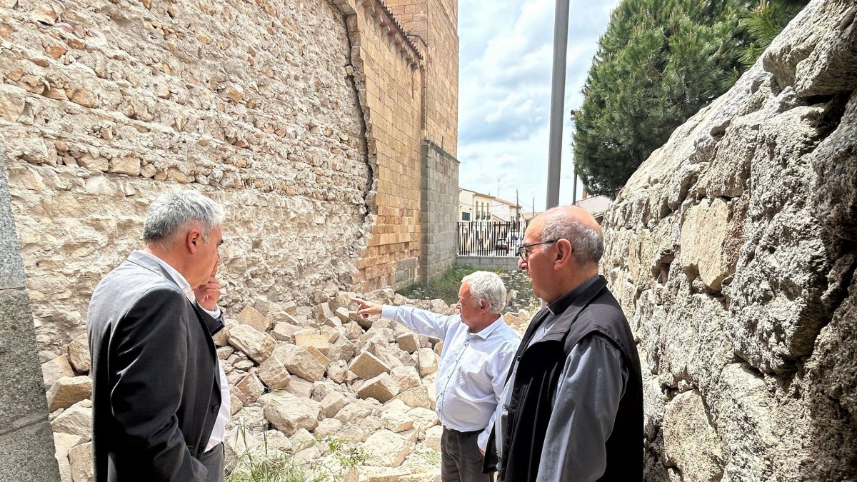El consejero de Cultura, Turismo y Deporte, Gonzalo Santonja, visita la iglesia románica de San Andrés tras sufrir un derrumbe en una parte de su muro