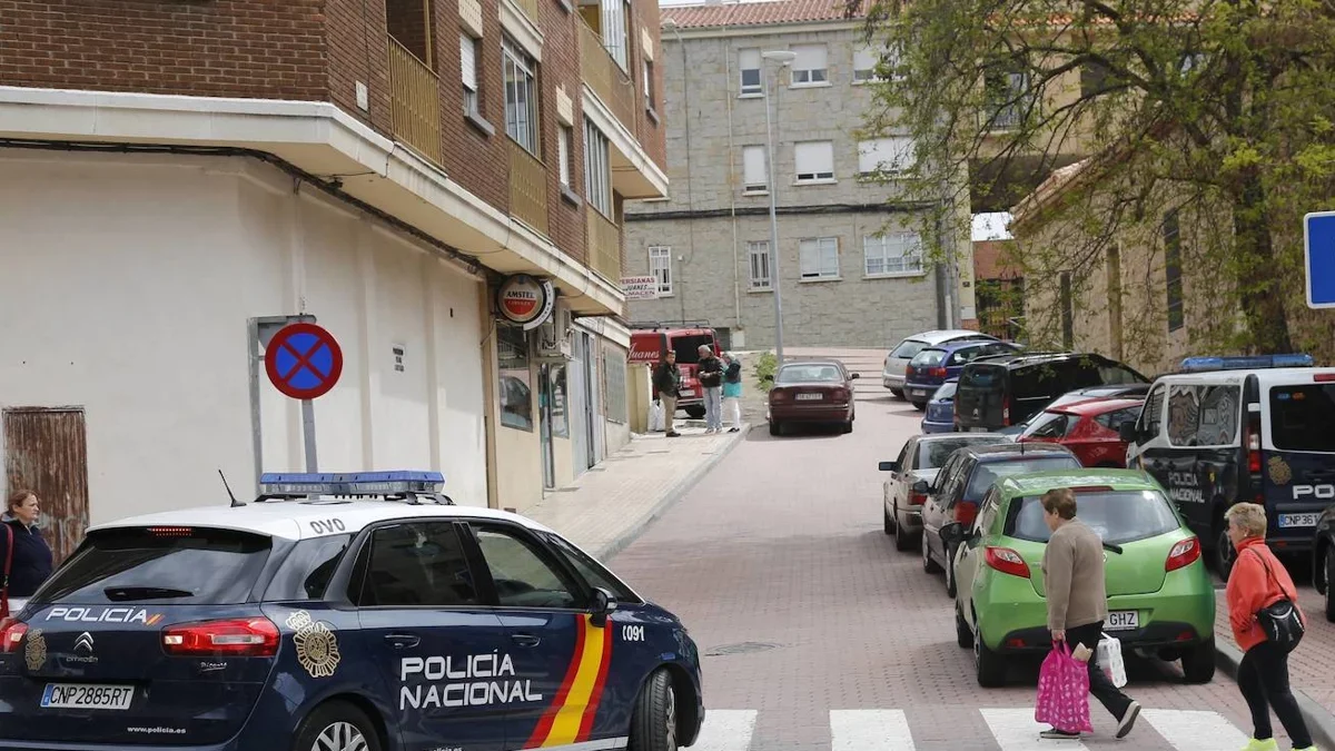 Patrulla de la Policía Nacional en el barrio de Pizarrales de la capital charra.