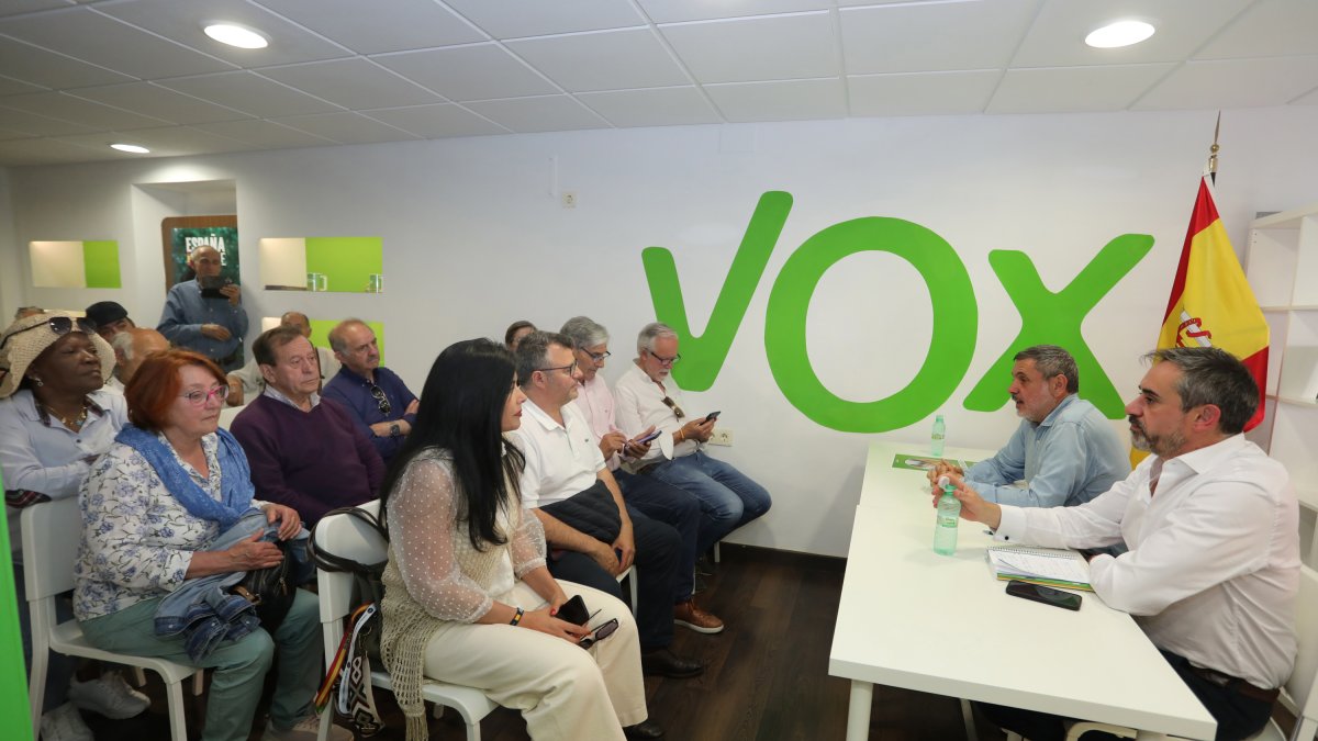 David Hierro mantiene un encuentro con afiliados de Palencia en la sede provincial del partido