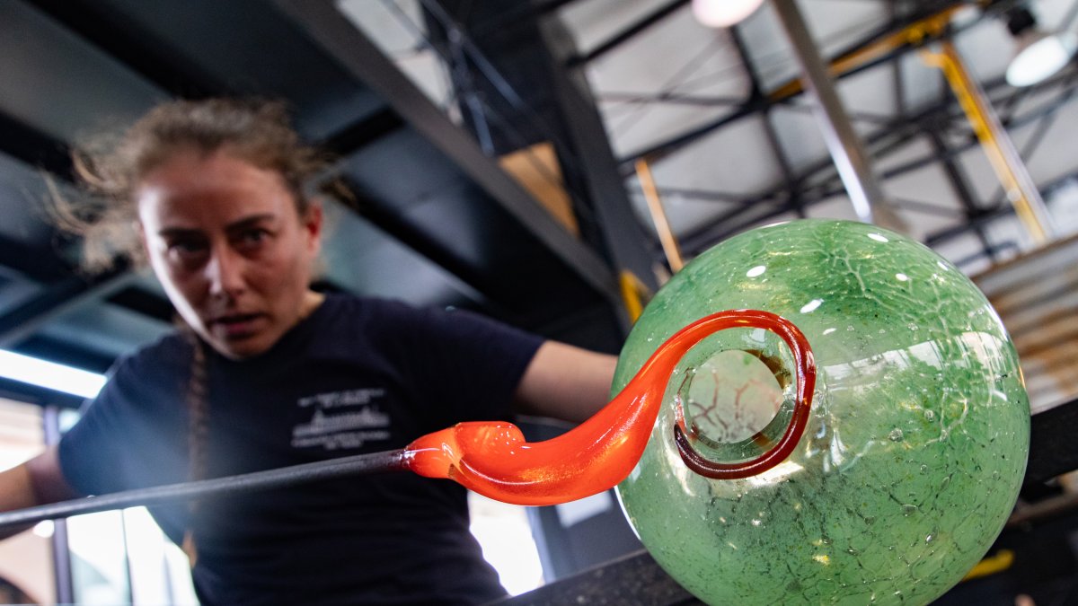 Alba Martín, profesional con más de 20 años de experiencia y formadora en los cursos que se imparten sobre procesado en la Real Fábrica de Cristales en La granja (Segovia)