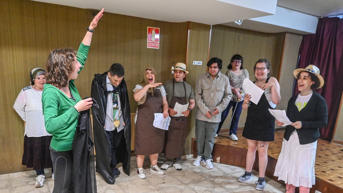 Ensayo de ‘El sombrero de tres picos’ por parte del grupo de teatro de Aspanias Burgos