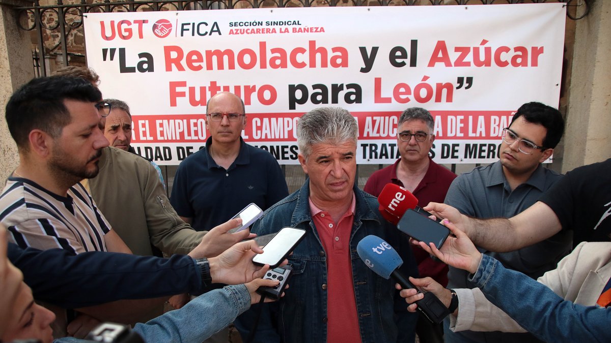 Comité de empresa de Azucarera de La Bañeza atiende a los medios en una imagen de archivo