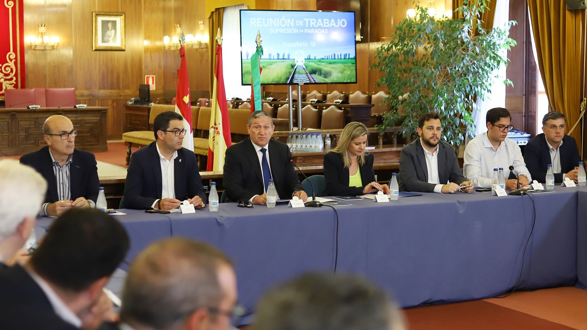 El Salón de Plenos de la Diputación de Zamora acoge una reunión en la que se aborda la eliminación de paradas del AVE en Otero de Sanabria a partir del 9 de junio