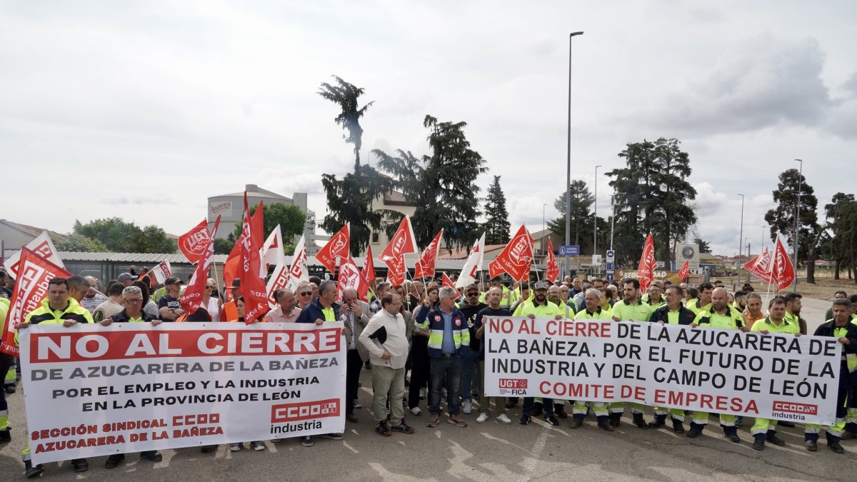 Los trabajadores afectados por el cierre de la planta de Azucarera de La Bañeza se concentran a las puertas de la fábrica.