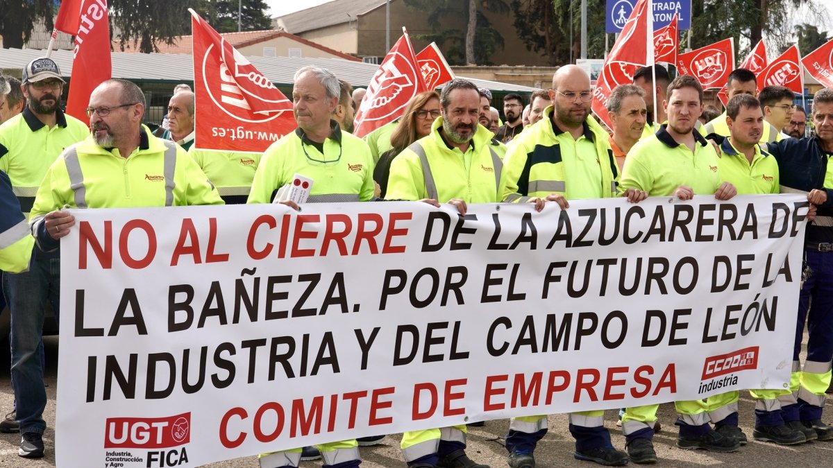 Los trabajadores afectados por el cierre de la planta de Azucarera de La Bañeza se concentran a las puertas de la fábrica