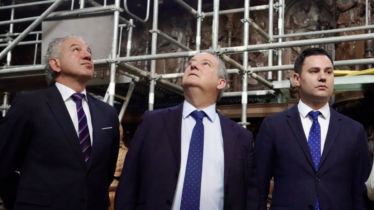 Nicanor Sen, Jordi Hereu y Javier Alfonso Cendón visitan el parador de San Marcos en León.