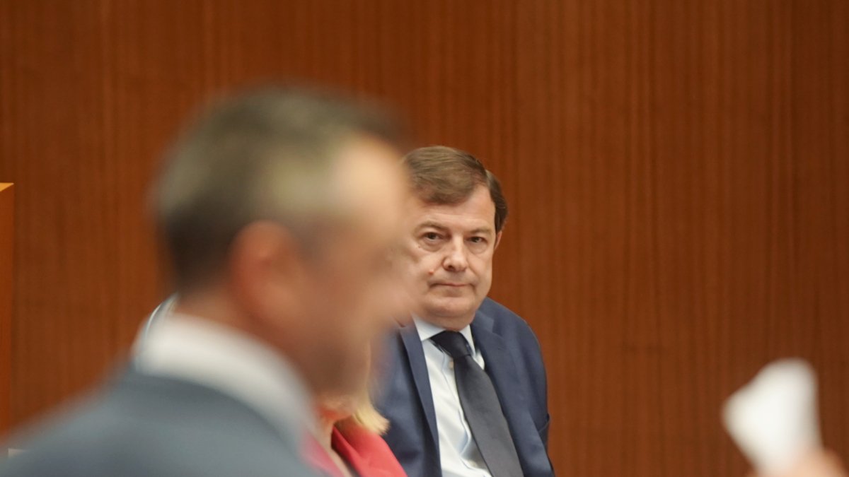 David Hierro y Alfonso Fernández Mañueco durante su cara a cara en el pleno de las Cortes.