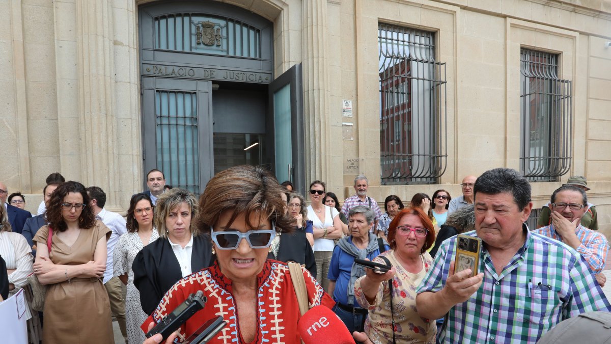 Concentración de jueces y fiscales ante el palacio de Justica de Palencia, a esta concentración tambien se han sumado abogados