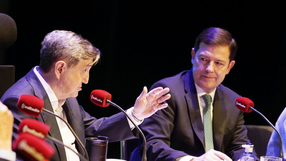 Federico Jiménez Losantos y Alfonso Fernández Mañueco, en 'La Mañana de Federico' de EsRadio desde el Teatro Zorrilla de Valladolid.
