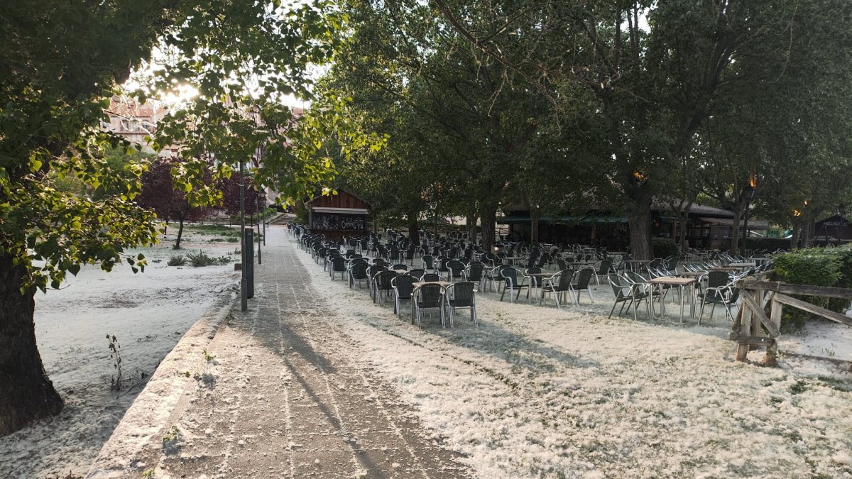Acumulación de polen en una terraza de Valladolid