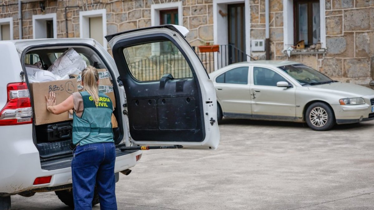 Imagen de una guardia civil junto a la vivienda.