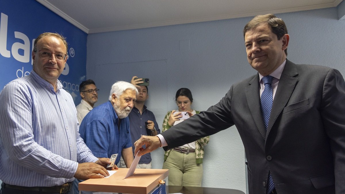 Alfonso Fernández Mañueco vota en las primarias del PP.