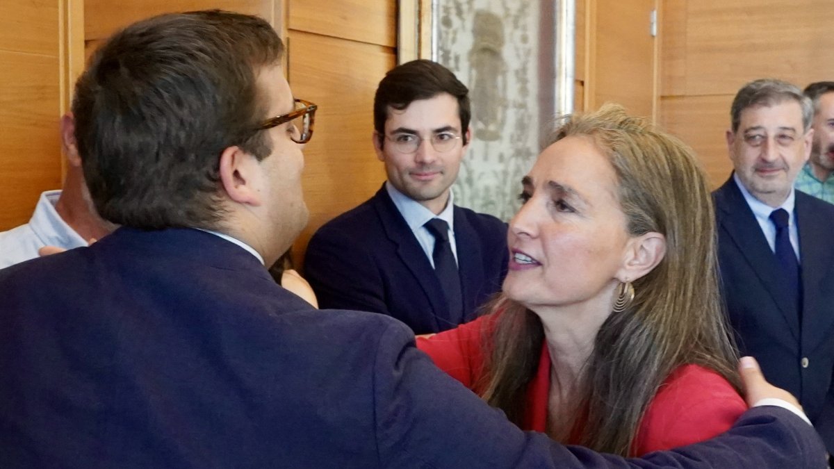 Laura Seseña abraza al letrado mayor saliente, Marcos Herrero.