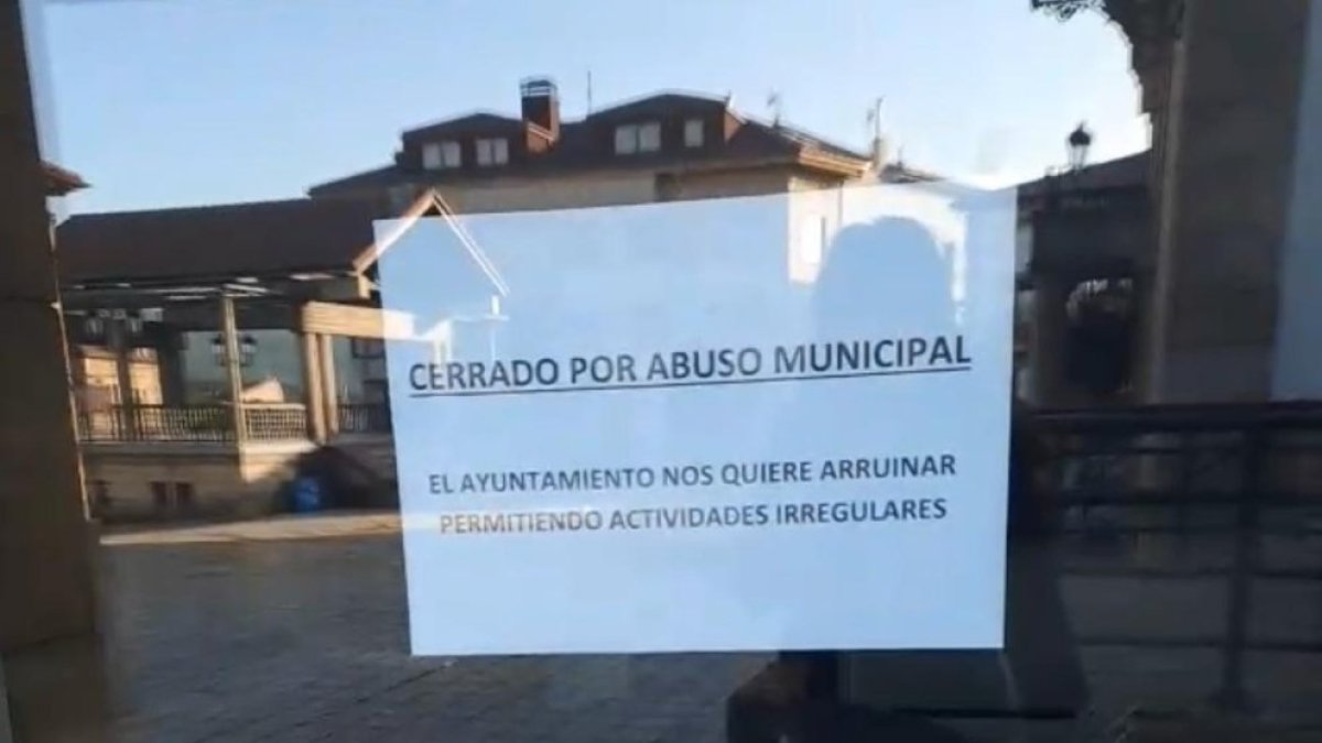 Cartel anunciando el cierre de los bares de Covaleda en Soria como protesta
